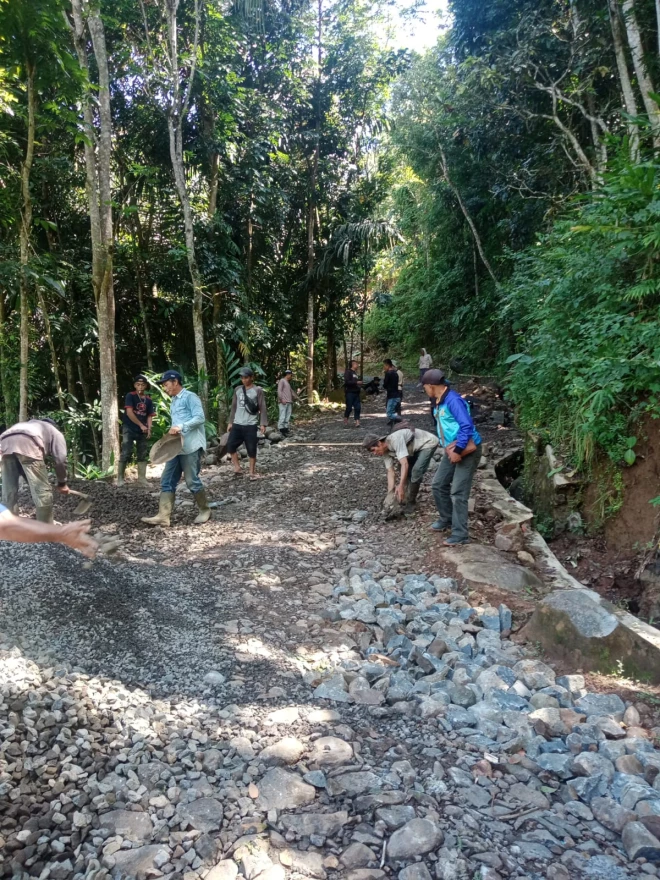 Hari Keempat Pengaspalan Jalan, Kepala Desa Pasirlangu Terus Pantau Proyek Pembangunan di Cirinu, Dusun Campaka