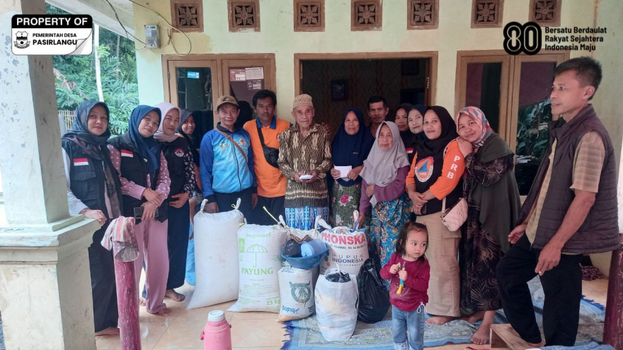FPRB Desa Pasirlangu Salurkan Bantuan Donasi Warga untuk Korban Kebakaran
